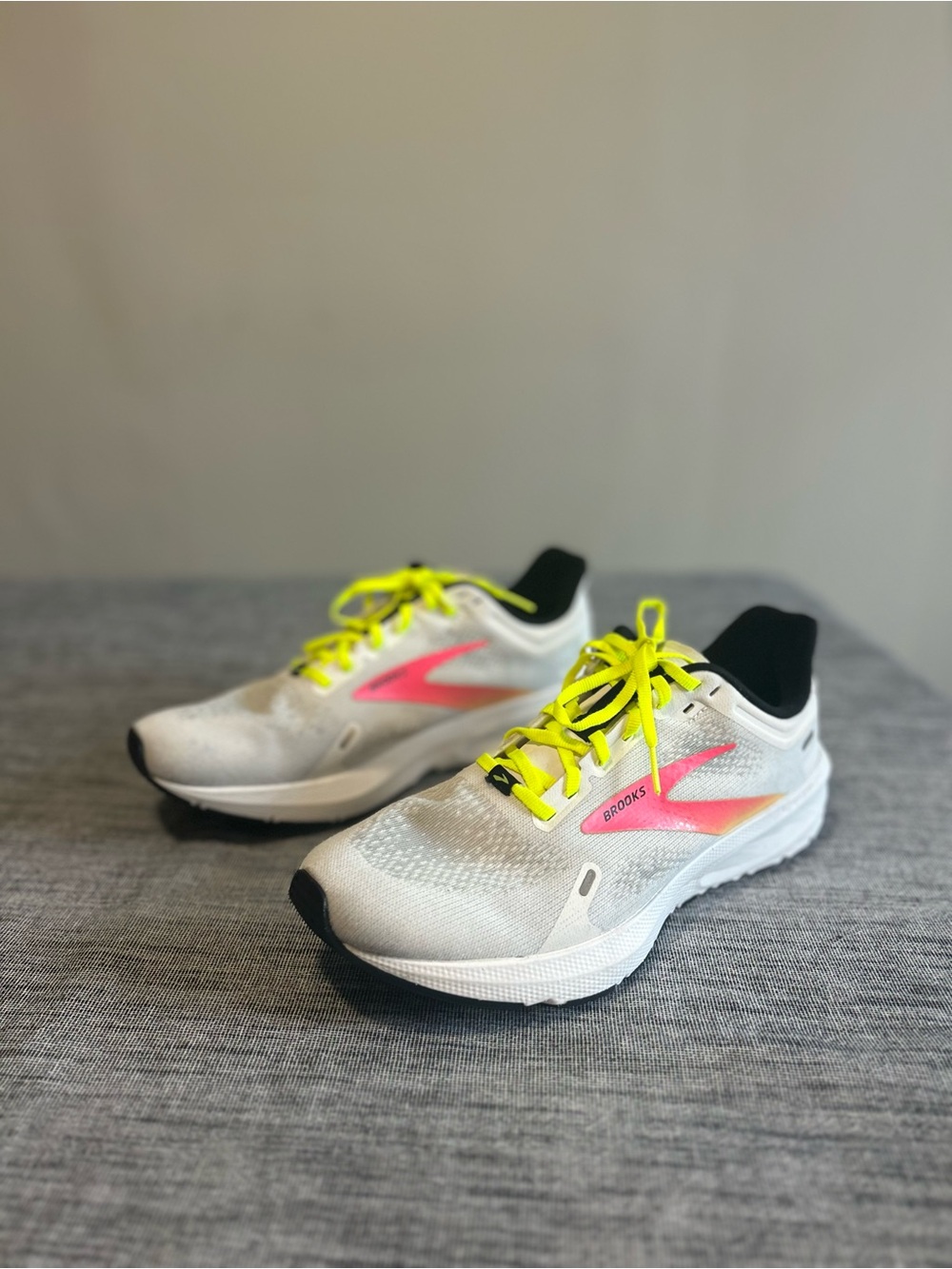 Brooks Womens Launch GTS 9 1203731B148 White Running Shoes Sneakers Size 10.5